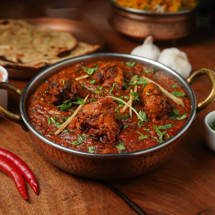 खूप मसालेदार किंवा तिखट पदार्थ तुमच्या पचनावर ताण आणू शकतात. त्यामुळे मटणानंतर हलक्या आणि सौम्य मसाल्याचा आहार घ्या.