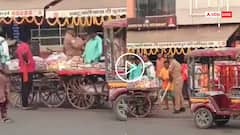 Video: पहले जड़ा थप्पड़, फिर मारा डंडा, ठेला भी पलटा, राम की जन्मभूमि पर सिपाही की गुंडागर्दी