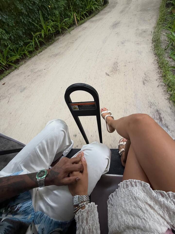 बता दें कि दोनों ने हाथ थामे एक दूसरे के संग तस्वीरें शेयर की.