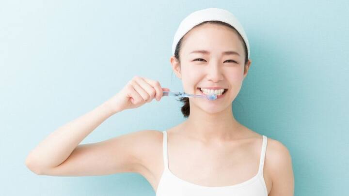 तुमचा ब्रश कधीही झाकलेल्या डब्यात ठेवू नये, कारण ओलसरपणामुळे बॅक्टेरिया वाढतात. तुमचा टूथब्रश नेहमी टॉयलेटपासून किमान दोन मीटर अंतरावर ठेवा.