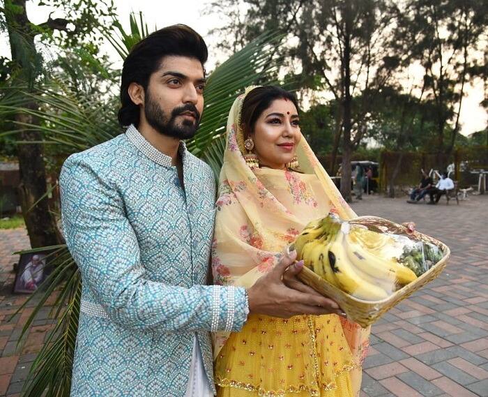 Gurmeet Chaudhary, born in Jairampur village of Bhagalpur district of Bhojpur, also celebrates Chhath Puja with full enthusiasm. Gurmeet's wife Debina Banerjee also fully supports him on Chhath Puja.
