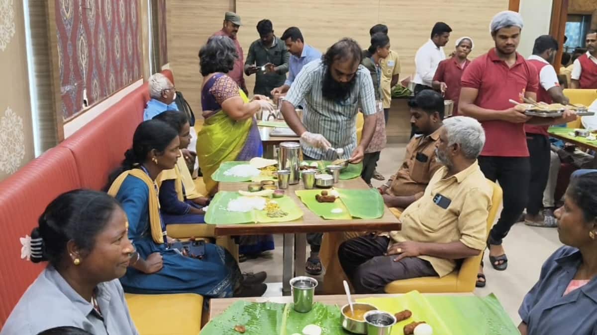 நல்லா இருப்பீங்க... அசைவ விருந்து வைத்து அசத்திட்டீங்க: மனம் நெகிழ்ந்து பாராட்டிய தூய்மைப்பணியாளர்கள்