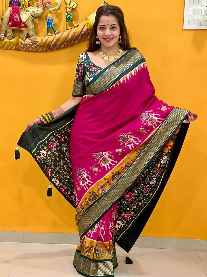 छठ पर्व में कई सारे काम और पूजा होती है. इसलिए आप कंफर्टेबल लुक में स्टाइलिश भी दिखना चाहती हैं. तो मोनालिसा की ये चटक पिंक साड़ी भी एक रॉयल लुक देगी.