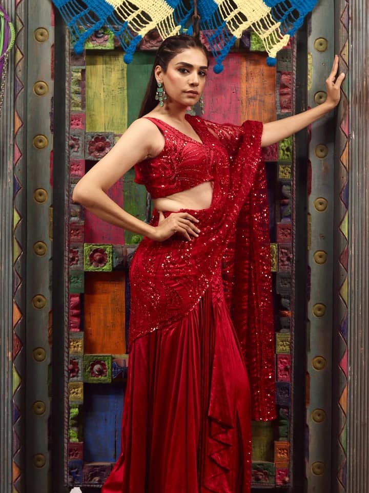 Giving clarification on this matter, Anjum had said that she is not interested in girls but in boys. The actress said that sometimes she kisses her girlfriends on their lips instead of their cheeks.