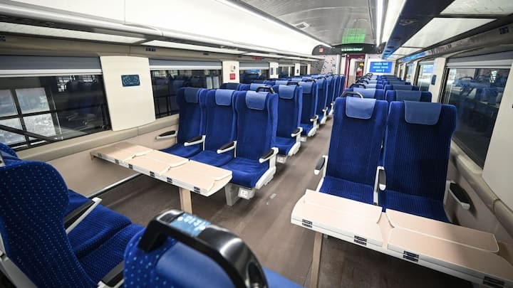 Indian Railway Rules: ఈ నియమాన్ని పాటించడం అందరు ప్రయాణికులకు అవసరం. ఎల్లప్పుడూ గుర్తుంచుకోండి వందే భారత్, రాజధాని ఎక్స్ప్రెస్ వంటి లగ్జరీ రైళ్లలో జనరల్ టికెట్‌తో ఎక్కడం నిషేధం. నియమం ఉల్లంఘించినందుకు జరిమానా, రైలు నుంచి దించడం వంటి చర్యలు తీసుకోవచ్చు. అందువల్ల పొరపాటు చేయడానికి ముందు ఈ నియమాన్ని అర్థం చేసుకోండి.