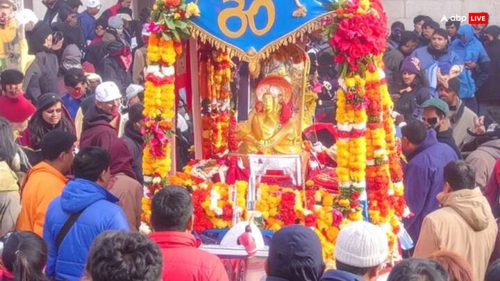 केदारनाथ भगवान शिव के बारह ज्योतिर्लिंगों में से एक हैं. रुद्रप्रयाग जिले में हिमालय की गोद में मन्दाकिनी नदी के किनारे स्थित यह धाम मोक्षदायक माना जाता है. पौराणिक कथाओं के अनुसार महाभारत के युद्ध के बाद पाण्डवों ने पापों के प्रायश्चित हेतु शिव जी की शरण ली, और उसी स्थान पर केदारनाथ ज्योतिर्लिंग प्रकट हुआ. दर्शन मात्र से यहां पाप नष्ट होते हैं और शिव सायुज्य की प्राप्ति होती है.