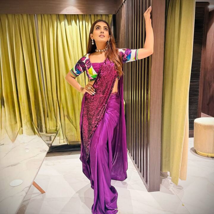 वहीं अगर आप कुछ मॉडर्न लुक रिक्रिएट करना चाहती है तो अक्षरा का ये ट्रेंडी सारी लुक फेस्टिव सीजन के लिए बेस्ट रहेगा.