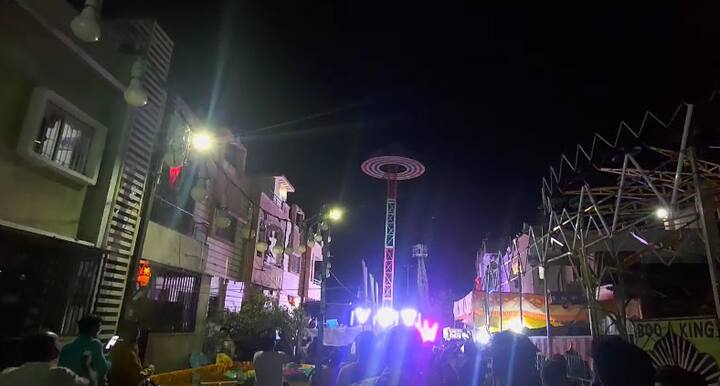 हा पाळणा 80 फूट वर जाऊन गोलाकार फिरत असतो.