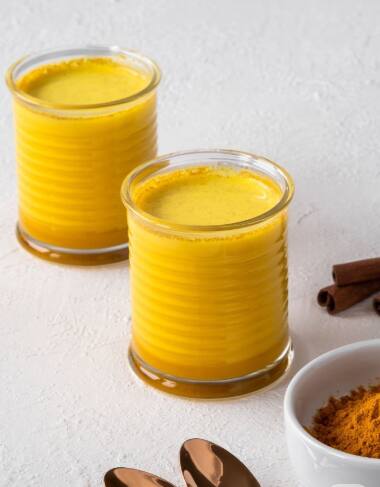 दुधातील चरबीमुळे हळदीतील कर्क्यूमिन शरीराद्वारे चांगले शोषले जाते. हे रोगप्रतिकारक शक्ती वाढवते आणि सर्दी-खोकला दूर करण्यास मदत करते.