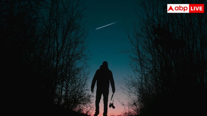 हमारी आंखें किसी चीज को तब देख पाती हैं, जब उसपर लाइट पड़ती है. फिर वो लाइट ऑब्जेक्ट से टकराकर हमारी आंखों में जाती है और हम किसी चीज को देख पाते हैं.