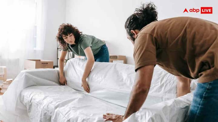 घर की सफाई एक साथ करें : छठ पूजा से पहले घर को साफ-सुथरा करना शुभ माना जाता है. जब आप मिलकर ये काम करते हैं, तो साथ में जिम्मेदारी निभाने का अहसास बढ़ता है.आंगन, पूजा स्थल और घर की सजावट मिलकर करें. यह छोटा-सा कदम भी रिश्तों में प्यार लाता है.