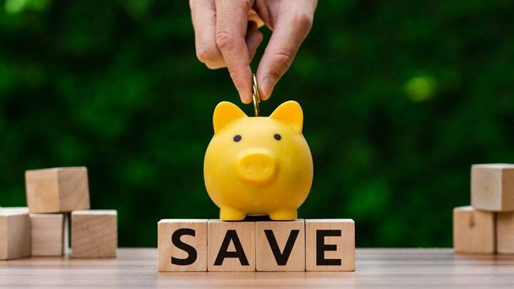 बहुत लोग महीने की कमाई का हिसाब नहीं रखते. जरूरत और चाहत में फर्क न समझने से पैसा हाथ से फिसल जाता है. हर महीने एक बजट बनाएं और तय करें कि पहले कितनी रकम सेव करनी है. जितना बचता है उसी में बाकी खर्च पूरे करें.