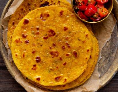 बेसनाची चपाती आपल्या पोटासाठी खूप चांगली आहे. यामुळे बद्धकोष्ठतेचा त्रास दूर होतो. पचन सुधारतं तसेच, यामुळे शरीरातील विषारी पदार्थ दूर होतात.