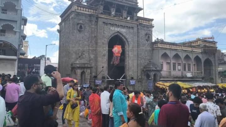 गर्दीत भाविकांचं सुलभ दर्शन व्हावे यासाठी मंदिर संस्थानने हा निर्णय घेतलाय.