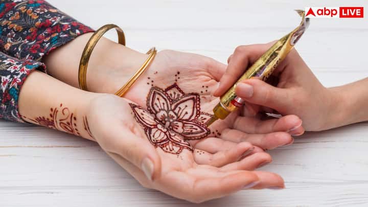 मेहंदी का यह डिजाइन सिंपल और मॉडर्न टच वाला है. इसमें हथेली पर एक बड़ा मोटिफ बनाया गया है और उसके चारों ओर हल्की सजावट की गई है. यह स्टाइल उन महिलाओं के लिए सही है, जिन्हें मिनिमल लेकिन आकर्षक लुक चाहिए.