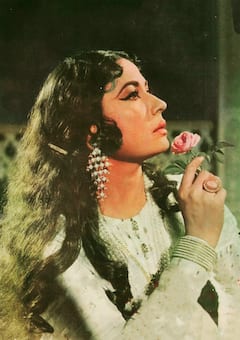 जवानी में ऐसी दिखती थीं ट्रेजडी क्वीन मीना कुमारी, फैशन और ग्लैमर की मिसाल हैं ये 10 तस्वीरें