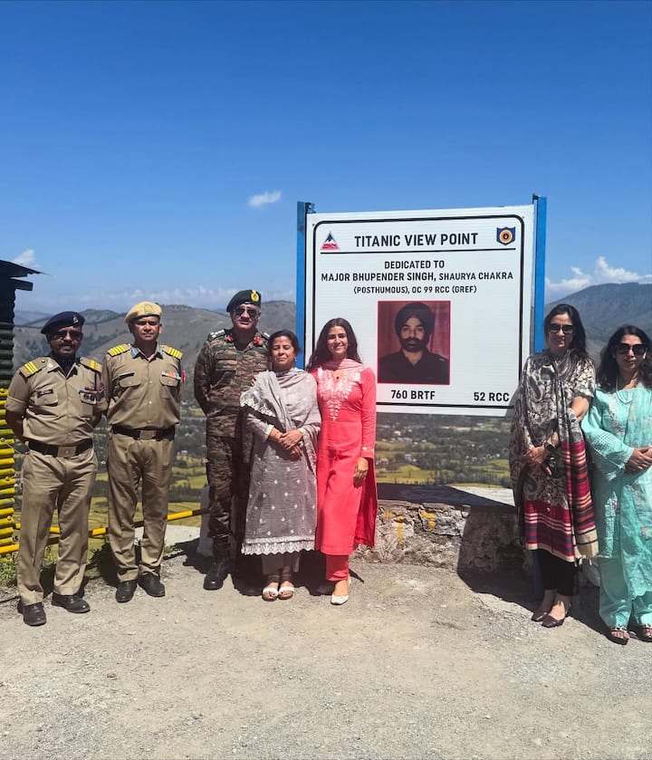 एक्ट्रेस ने कहा, ‘पापा के बलिदान ने हमारे परिवार के लिए सद्भावना की एक आजीवन विरासत छोड़ी है. एक नारा याद आता है जिसके साथ वे जीते और मरते थे, 'अग्रणी अजय' - एक सच्चे बंगाल सैपर का युद्धघोष.. जन्मदिन मुबारक हो, पापा’