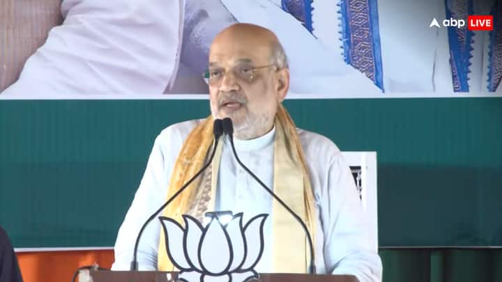 छठ महापर्व के अवसर पर बिहारवासियों को शुभकामनाएं देते हुए शाह ने कहा, ‘मैं कामना करता हूं कि बिहार सदैव जंगलराज से मुक्त रहे, कानून-व्यवस्था मजबूत रहे, बहन-बेटियां सुरक्षित रहें और राज्य विकास के मार्ग पर लगातार आगे बढ़ता रहे.’ उन्होंने कहा कि हाल में NDA सरकार ने जीविका से जुड़ी एक करोड़ बहनों के खातों में 10 हजार रुपये दिए हैं. उन्होंने आगे कहा, ‘विधवा और वृद्धावस्था पेंशन 400 रुपये से बढ़ाकर 1,100 रुपये कर दी गई है. आशा बहनों का मानदेय 3,000 रुपये प्रति माह तय किया गया है. पटना में मेट्रो का सपना अब साकार हो रहा है.’