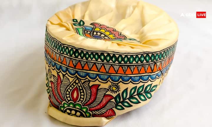 मिथिला पाग केवल एक वस्त्र नहीं है. यह मिथिलांचल की संस्कृति, परंपरा और स्वाभिमान का प्रतीक है. सम्मानित व्यक्ति, विद्वान या अतिथि को इसे पहनाकर आदर दिया जाता है. इसलिए पाग का अपमान मिथिलांचल की अस्मिता से जुड़ा गंभीर मुद्दा माना जाता है. इस विवाद ने चुनावी माहौल में भी राजनीतिक सरगर्मी बढ़ा दी है.