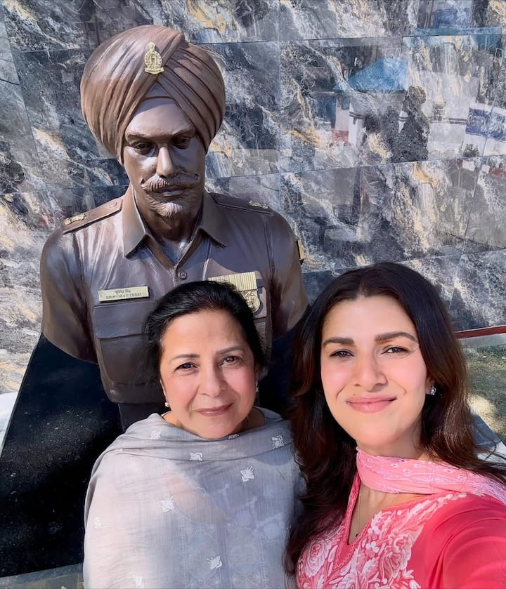 सोशल मीडिया पर शेयर की गई इन तस्वीरों में निमरत कौर ट्रेडिशनल अवतार में नजर आ रही हैं. उन्होंने पिंक कलर का सूट पहना हुआ है.