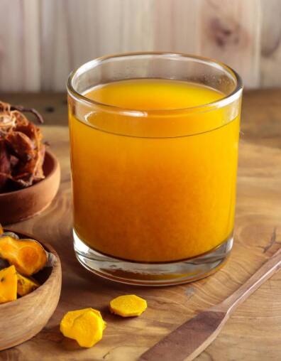 हळदीचे पाणी कोमट पाण्यात हळद मिसळून तयार केले जाते. सकाळी रिकाम्या पोटी हे पाणी पिल्याने शरीर हायड्रेटेड राहते आणि पचन सुधारते. यामुळे वजन कमी करण्यास देखील मदत होते, कारण यामध्ये कॅलोरी कमी असतात.