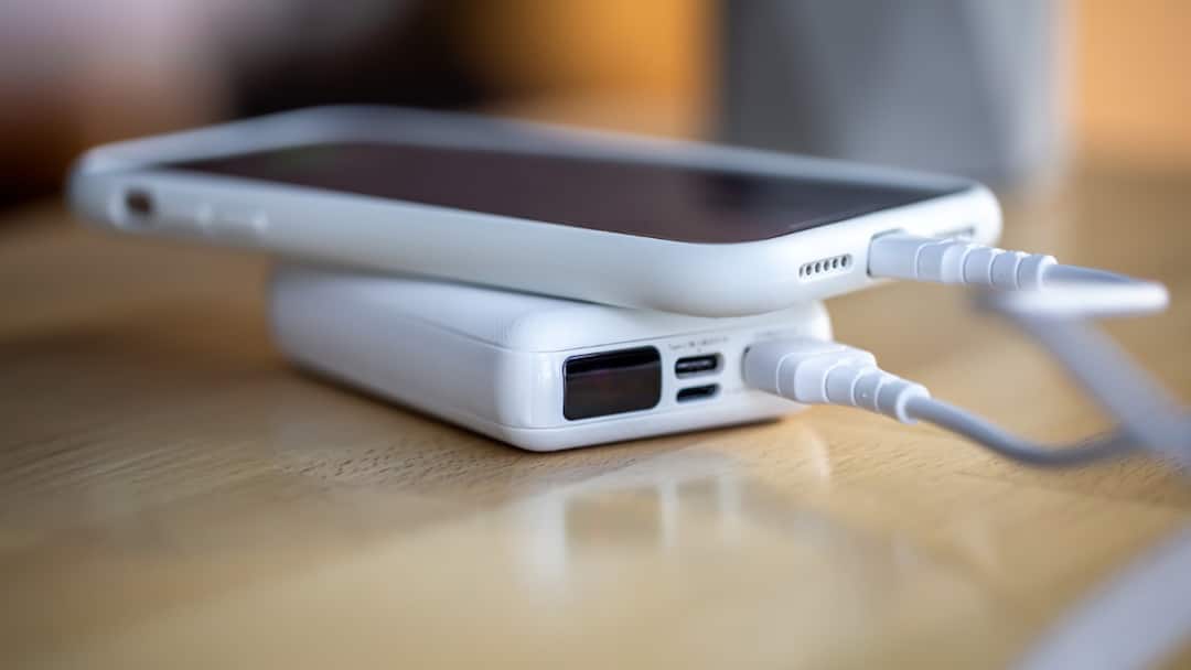 फ्लाइट में इन कारणों से आग पकड़ लेते हैं पावर बैंक, बचने के लिए करें ये काम why do power bank catches fire during flights and what to do to avoid it happening फ्लाइट में इन कारणों से आग पकड़ लेते हैं पावर बैंक, बचने के लिए करें ये काम