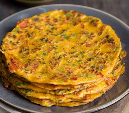 आपल्या रोजच्या आहारात चपातीचा समावेश असतोच. यामध्ये गव्हाची चपाती अनेकजण खातात. कारण ती आपल्या आरोग्यासाठी चांगली आहे असं मानलं जातं.