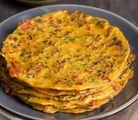 बेसनाची चपाती बनवायला खूप सोपी आहे. बेसनात मीठ, कांदा, हिरवी मिरची आणि धणे घाला. त्यानंतर त्याचं कणिक करुन, ती चपाती लाटून तव्यावर शेका.