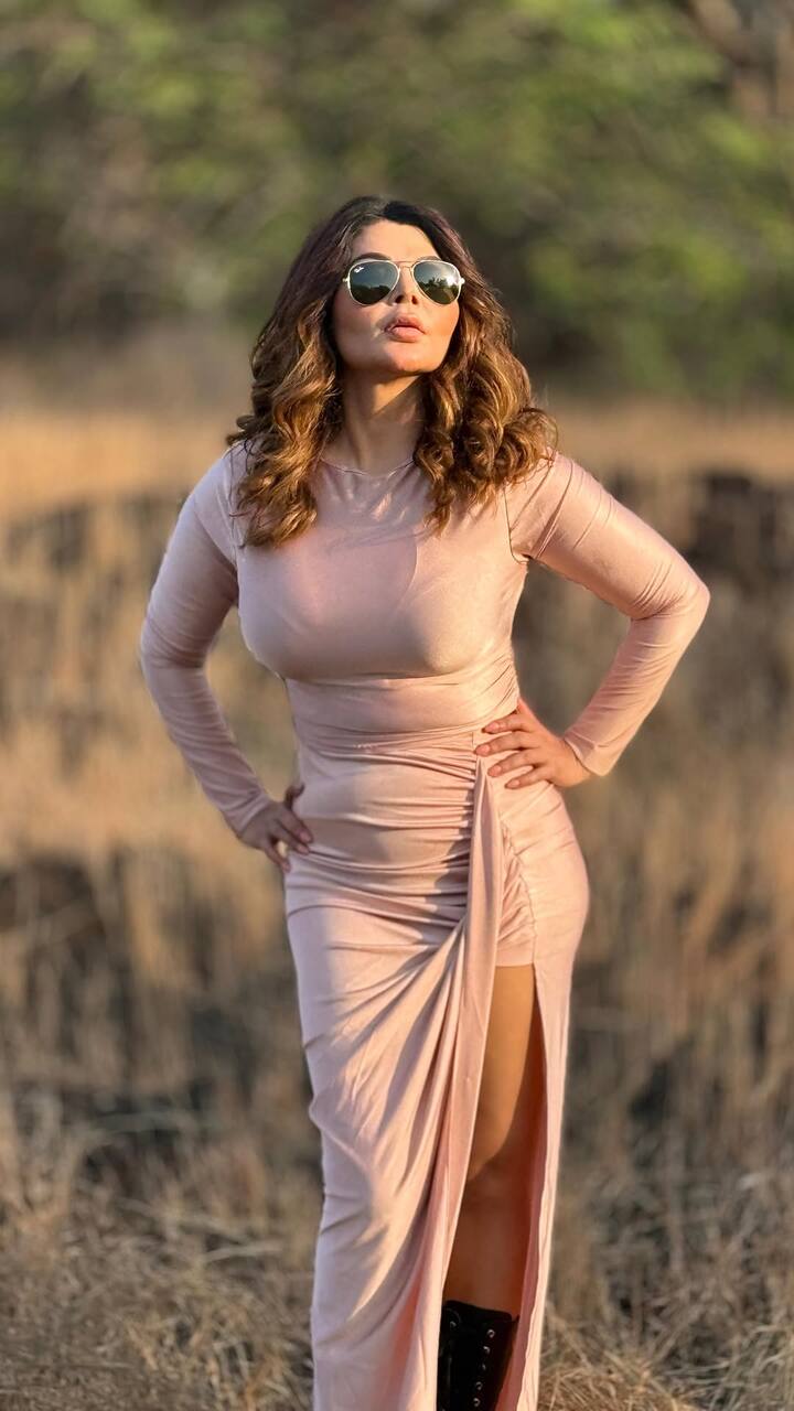 बता दें कि हाल ही में राखी सावंत का एक नया गाना  रिलीज हुआ है जिसके चलते सोशल मीडिया पर उनकी जोरो से चर्चा हो रही है.