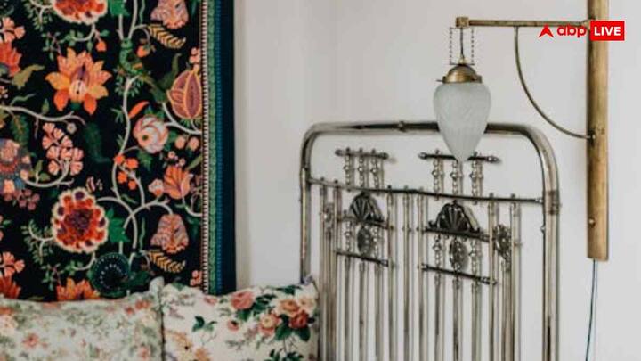 If you are a little creative, you can make decorative items from old curtains. Prepare wall hangings by cutting flowers, leaves or heart shapes from curtain fabric. These can be hung on the wall, window or door. This will give a new attractive look to your walls.