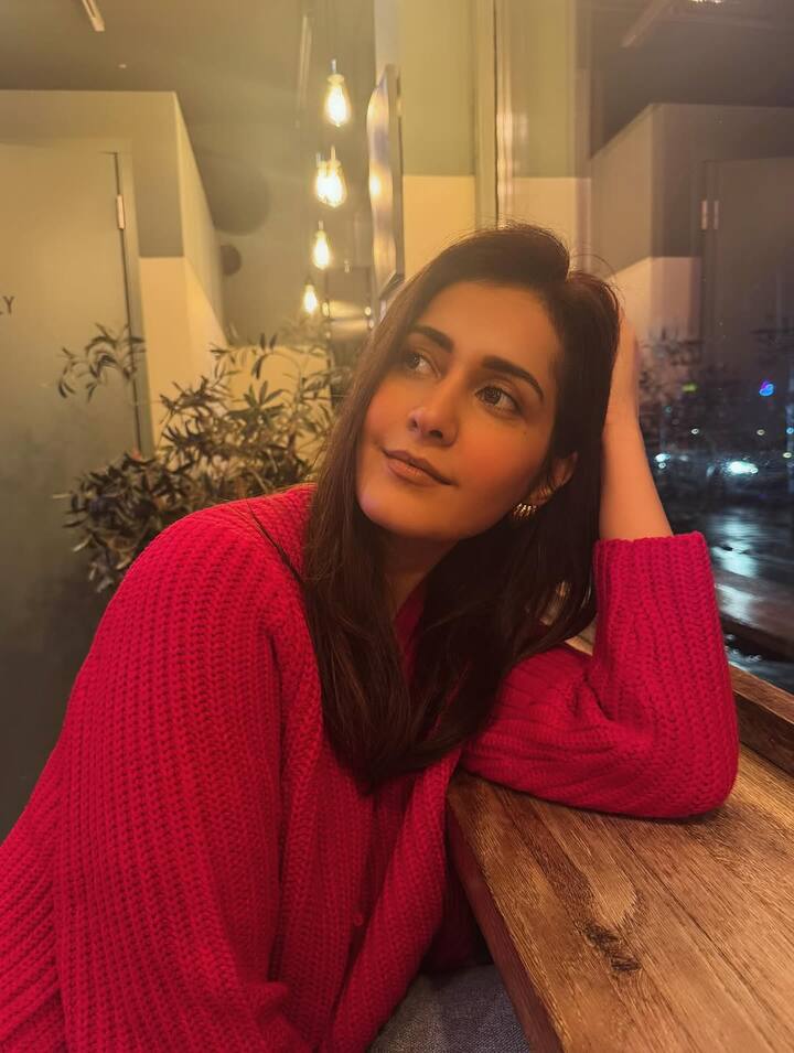Raashii Khanna Latest Holiday: బ్యూటిఫుల్ హీరోయిన్ రాశీ ఖన్నా ఎక్కడ ఉన్నారో తెలుసా? యూరోప్ ట్రిప్ వేశారు. ప్రజెంట్ ఫారిన్ హాలిడే ఎంజాయ్ చేస్తున్నారు. (Image Courtesy: raashiikhanna / Instagram)