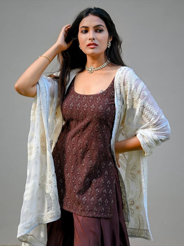 'బిగ్ బాస్' నుంచి బయటకు వచ్చిన తర్వాత వెబ్ సిరీస్ లలో, సినిమాల్లో నటించే అవకాశం అందుకుంది దివి. (Image Courtesy: actordivi / Instagram)