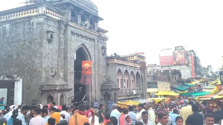 तुळजाभवानी देवी ही अनेकांची कुळदेवी आहे, ज्यामुळे केवळ महाराष्ट्रच नाही, तर जगभरातून अनेक लोक इथे दर्शनासाठी येत असतात.