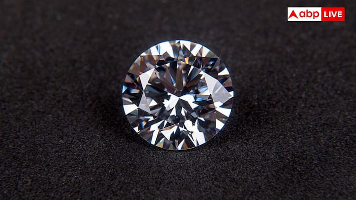 सदियों से प्राकृतिक हीरों को धरती का खजाना माना जा रहा है. यह काफी दुर्लभ और कीमती होते हैं. इनकी उत्पत्ति सतह के नीचे से होती है.