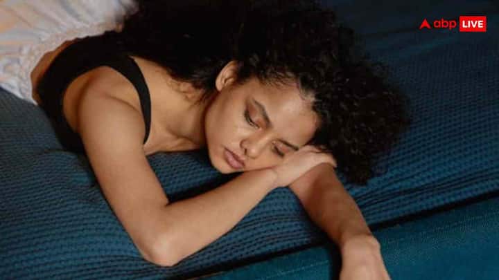 4-7-8 ब्रीदिंग मेथड करने के लिए नाक से धीरे-धीरे सांस लें और मन में 4 तक गिनें. अब 7 सेकंड तक सांस रोकें फिर मुंह से 8 सेकंड तक धीरे-धीरे सांस छोड़ें. इसे 4 बार दोहराएं. यह तरीका आपके दिमाग की चिंता कम करता है और नींद के लिए तैयार करता है.