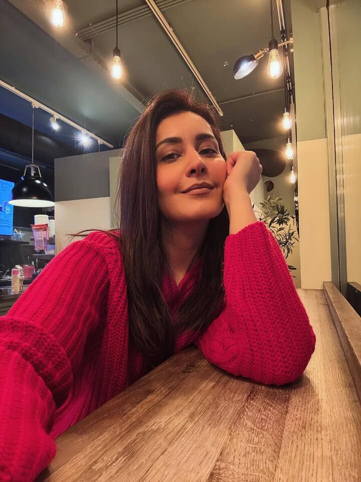 సిద్ధూ జొన్నలగడ్డ సినిమా 'తెలుసు కదా'తో ఇటీవల థియేటర్లలో సందడి చేశారు ఆవిడ. ఆ మూవీ రిలీజ్ అయ్యాక ఫారిన్ వెళ్లారు. (Image Courtesy: raashiikhanna / Instagram)