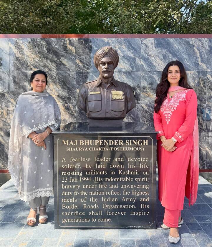 एक्ट्रेस ने इन तस्वीरों को शेयर करते हुए पिता के बलिदान को याद किया. एक्ट्रेस ने लिखा, ‘एक साल पहले, उनके पिता की जीवन यात्रा को राजस्थान स्थित उनके जन्मस्थान पर अमर कर दिया गया था, और एक साल के भीतर ही, कश्मीर में, जहां वो शहीद हुए थे, एक नए स्मारक का उद्घाटन किया गया है.’