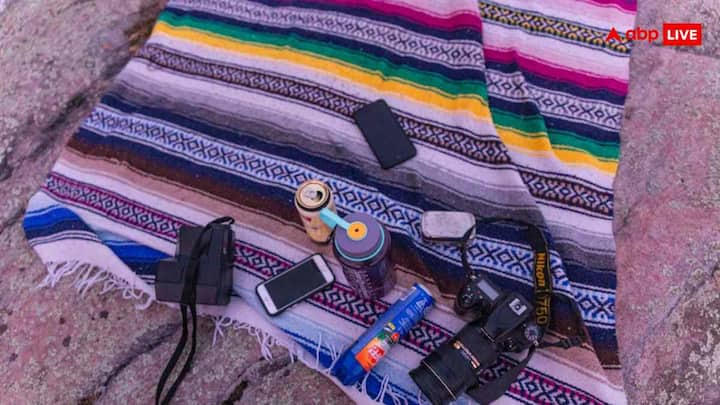 Instead of throwing away thick curtains, you can use them as picnic mats or outdoor seats. Simply cut the fabric to the right size, add a waterproof lining underneath. It is both budget-friendly and useful.