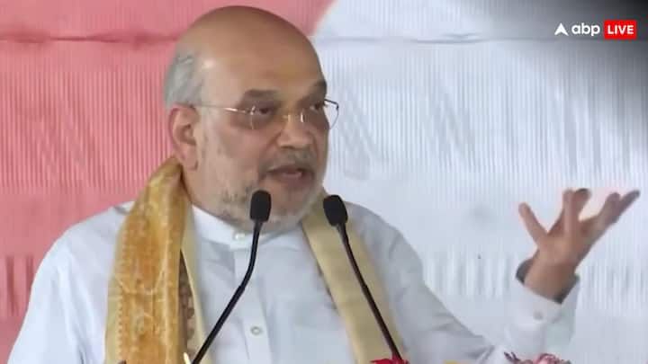 वहीं, इससे पहले खगड़िया जिले में एक चुनावी जनसभा को संबोधित करते हुए केंद्रीय गृह मंत्री अमित शाह ने कहा कि बिहार विधानसभा चुनाव यह तय करेगा कि राज्य में जंगलराज वापस आएगा या यह विकास के रास्ते पर आगे बढ़ता रहेगा. उन्होंने मतदाता सूची के विशेष गहन पुनरीक्षण (SIR) प्रक्रिया का विरोध करने को लेकर इंडिया गठबंधन पर निशाना साधा और कहा कि हर एक घुसपैठिए का पता लगाया जाएगा, मतदाता सूची से उनका नाम हटाया जाएगा और ऐसे लोगों को उनके देशों में वापस भेजा जाएगा.