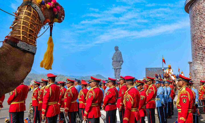 स्टैच्यू  ऑफ यूनिटी वडोदरा एयरपोर्ट्स से 91 किमी की दूरी पर स्थित है. वहीं यहां टिकट की कीमत 150 रुपये, व्यूइंग गैलरी के लिए 380 और एक्सप्रेस एंट्री के लिए 1030 रुपये हैं. इसके अलावा विदेशी पर्यटकों के लिए एक्सप्रेस एंट्री 1530 रुपये में पड़ती है. स्टैच्यू ऑफ यूनिटी में सभी टिकट और एक्टिविटी ऑनलाइन www.soutickets.in पर बुक की जा सकती है.