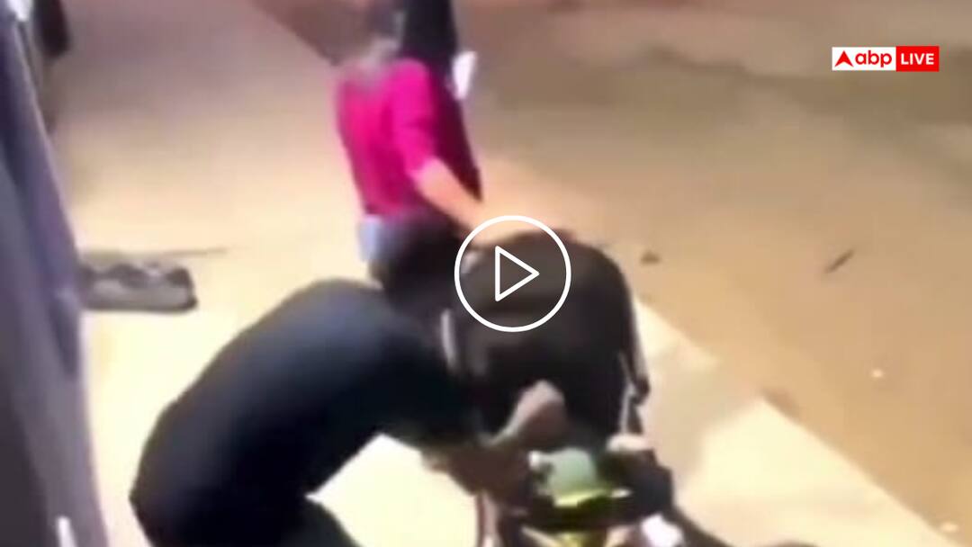 Video: बच्चे को साथ लिए फोन में बिजी थी महिला, भाई ने सिखाया ऐसा सबक, जिंदगी भर याद रखेगी! Sister was busy using her phone brother took away baby lying in stroller watch viral video Video: बच्चे को साथ लिए फोन में बिजी थी महिला, भाई ने सिखाया ऐसा सबक, जिंदगी भर याद रखेगी!