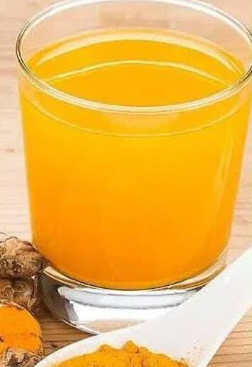 हळदीचे पाणी आणि हळदीचे दूध दोन्ही आरोग्यासाठी चांगले आहेत, पण त्यांचा उपयोग वेगळा आहे.