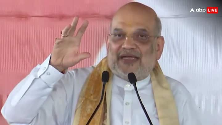 लोकसभा में नेता प्रतिपक्ष राहुल गांधी पर हमला बोलते हुए शाह ने कहा, ‘राहुल बाबा कहते हैं कि घुसपैठियों को बिहार में रहने दिया जाए. आप बताइए, क्या हमें घुसपैठियों को रहने देना चाहिए? चाहे वह जितनी भी रैलियां कर लें, घुसपैठिया बचाओ यात्रा निकाल लें, वह घुसपैठियों को बचा नहीं सकते.’ गृह मंत्री ने दावा किया कि बिहार में फिर राष्ट्रीय जनतांत्रिक गठबंधन (NDA) की सरकार बनेगी और कहा, ‘हमारी सरकार एक-एक घुसपैठिए को चुनकर देश से बाहर करेगी, उनका पता लगाया जाएगा और उन्हें वापस भेजा जाएगा.’ उन्होंने कहा, ‘यह चुनाव किसी को विधायक, मंत्री या मुख्यमंत्री बनाने का चुनाव नहीं है. यह चुनाव तय करेगा कि बिहार में लालू-राबड़ी का जंगलराज लौटेगा या फिर NDA के आने पर विकसित बिहार पूरे देश में अपनी पहचान बनाएगा.’