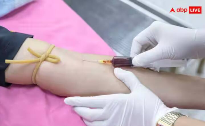 ਐੱਚਆਈਵੀ ਸਿਰਫ਼ ਜਿਨਸੀ ਸੰਬੰਧਾਂ ਰਾਹੀਂ ਹੀ ਨਹੀਂ ਫੈਲਦਾ, ਸਗੋਂ ਸੰਕਰਮਿਤ ਖੂਨ ਜਾਂ ਸਰੀਰ ਦੇ ਤਰਲ ਪਦਾਰਥਾਂ ਦੇ ਸਿੱਧੇ ਸੰਪਰਕ ਰਾਹੀਂ ਵੀ ਫੈਲਦਾ ਹੈ। ਇਹ ਲਾਗ ਅਸੁਰੱਖਿਅਤ ਸੈਕਸ, ਨਸ਼ੀਲੇ ਪਦਾਰਥਾਂ ਦੀ ਵਰਤੋਂ ਲਈ ਸੂਈਆਂ ਜਾਂ ਟੈਟੂ ਸਾਂਝੇ ਕਰਨ, ਅਤੇ ਸੰਕਰਮਿਤ ਵਿਅਕਤੀ ਦੇ ਖੂਨ ਨਾਲ ਦੂਸ਼ਿਤ ਸੂਈਆਂ ਜਾਂ ਬਲੇਡ ਸਾਂਝੇ ਕਰਨ ਨਾਲ ਵੀ ਹੋ ਸਕਦਾ ਹੈ।