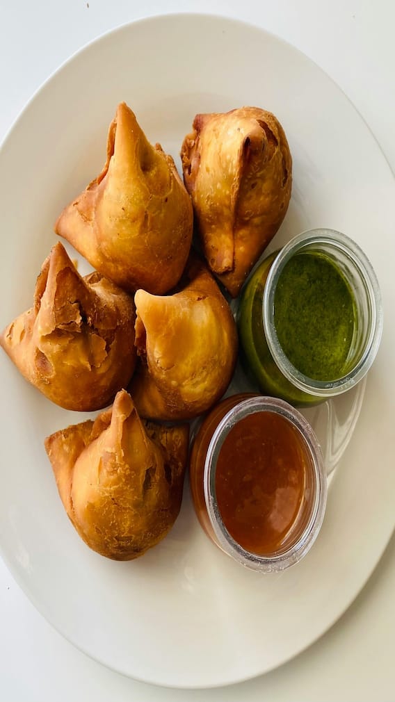 बिस्कीट की समोसा, आरोग्यासाठी काय जास्त हानिकारक?