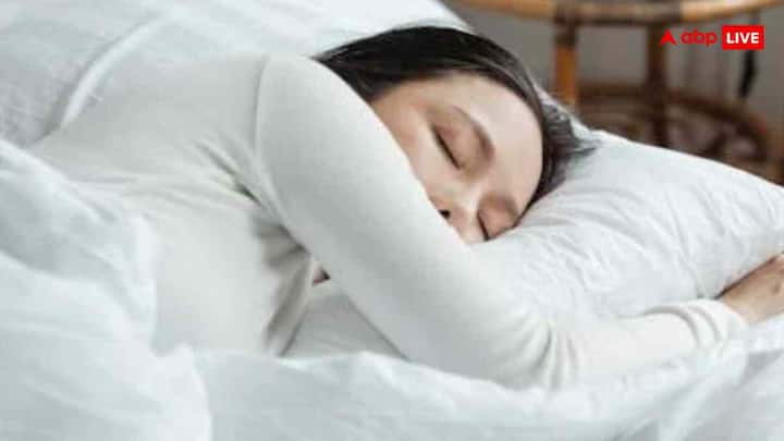असरदार नींद के लिए दूसरा तरीका 4-7-8 ब्रीदिंग मेथड है. यह तरीका आपकी सांसों के जरिए शरीर और दिमाग को रिलैक्स करता है. साथ ही योग और मेडिटेशन में भी इसका बहुत यूज होता है.