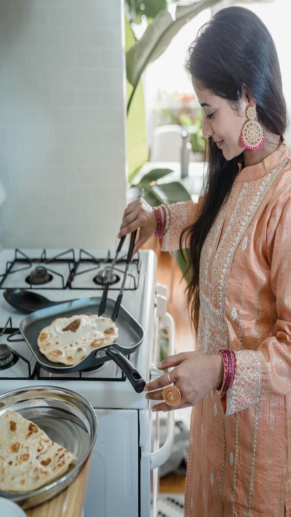 तूप लावलेल्या चपातीमुळे किती कॅलरीज वाढतात?