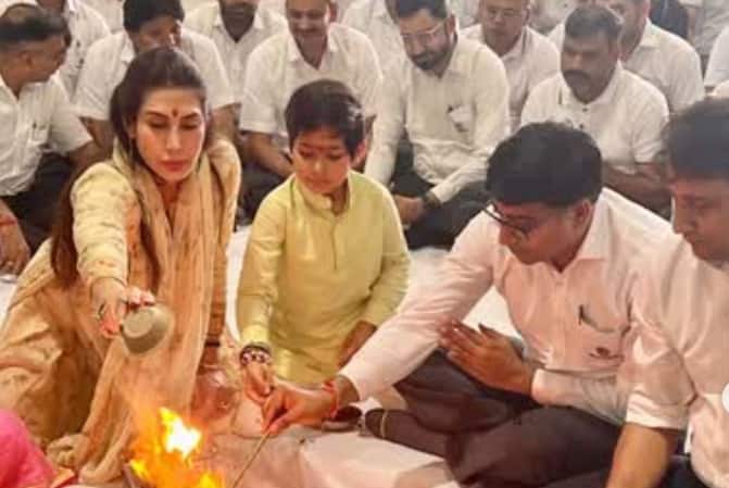 संजय कपूर की प्रॉपर्टी विवाद के बीच प्रिया सचदेव ने घर में कराया हवन, बेटे संग की पूजा