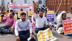 69000 शिक्षक भर्ती: शिक्षा मंत्री के आवास पहुंचे अभ्यर्थी, धरने पर बैठकर की नारेबाजी