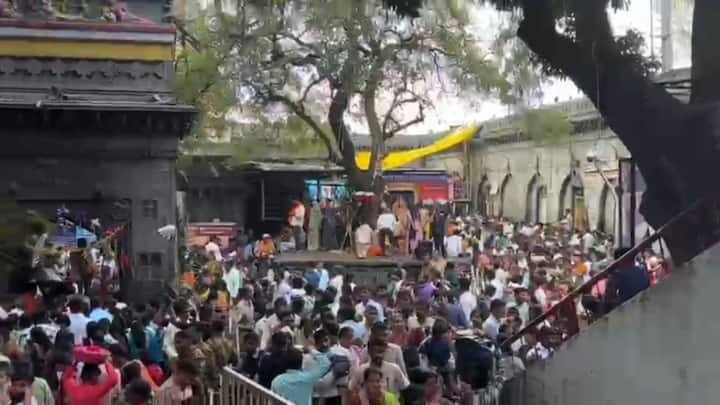 दिवाळीच्या सुट्ट्यांमुळे तुळजाभवानी मंदिरात भाविकांची प्रचंड गर्दी पाहायला मिळते. दिवाळीच्या चार दिवसात तब्बल आठ लाख भाविकांनी तुळजाभवानी देवीचे दर्शन घेतलं.